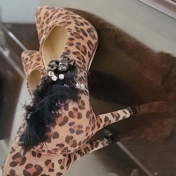 LADIES LEOPARD PRINT PUMPS - Picture 4 of 4